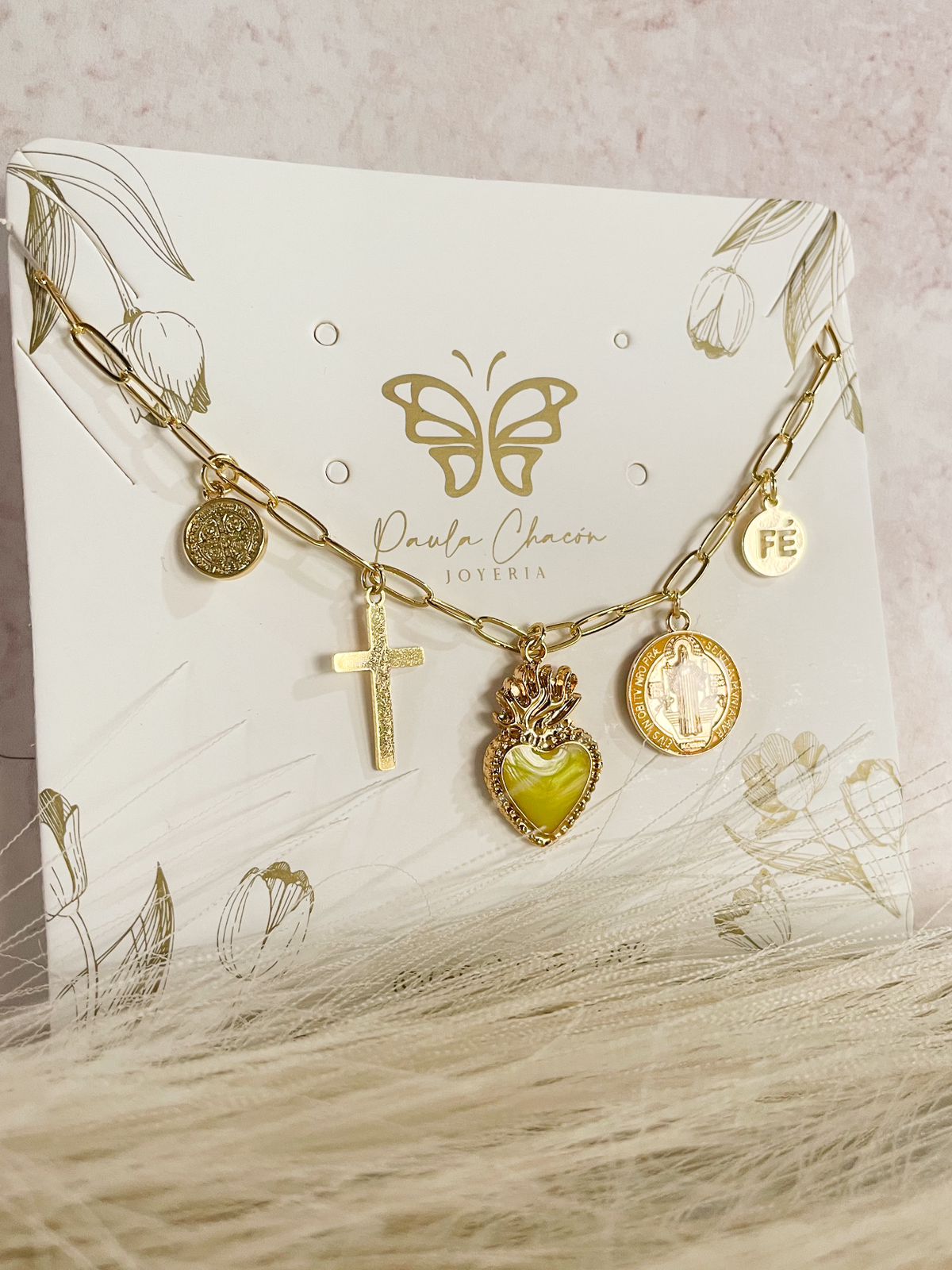 Imagen de WhatsApp 2024-07-21 a las 23.39.47_e06cf174 Collar de corazon y San Benito amarillo - Imagen 1