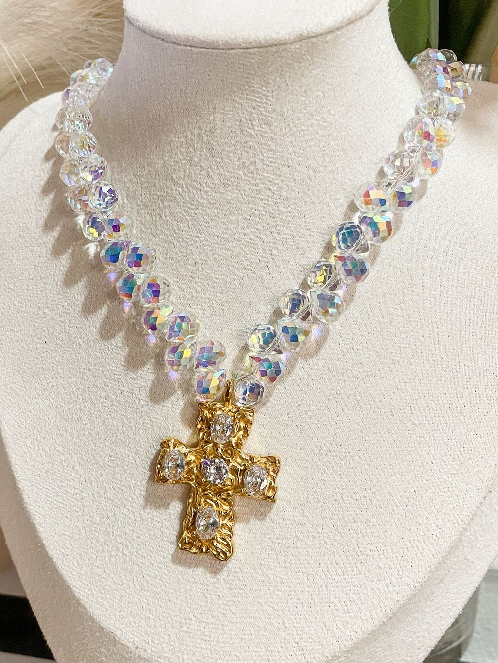 483-0197c24b-84d5-77d8-980c-b66080ec2818.jpg Collar cruz de cristales - Imagen 1