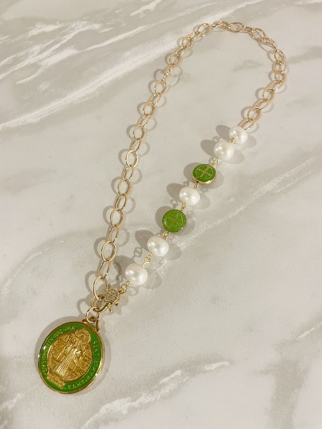 483-0197eaf8-4812-7238-8a21-2e7a38bb7c52.jpg Collar San Benito y perlas Verde - Imagen 1