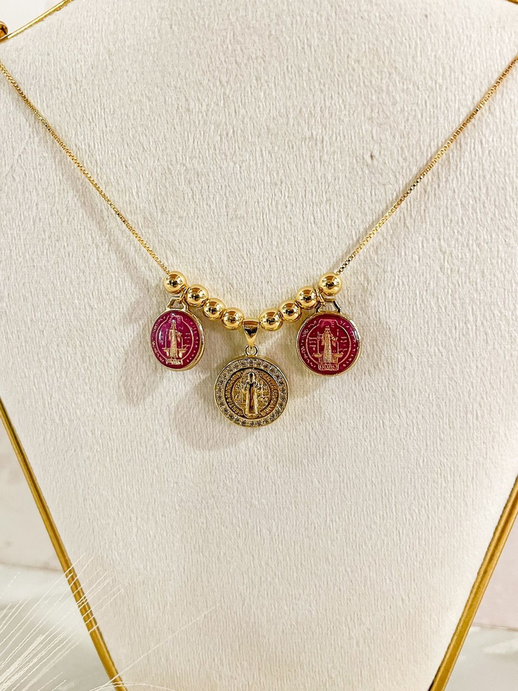 483-01993590-2c1b-7298-9825-84c4c3fc19b0.jpg Collar escudo de fe morado - Imagen 1