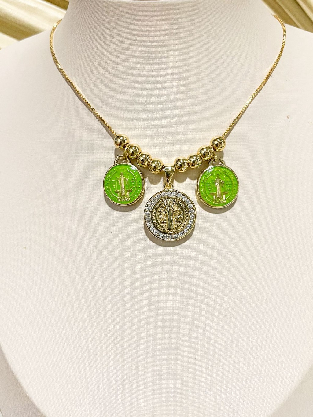 483-019a2d65-1d52-72ce-8cb1-0b22459c45a4.jpg Collar escudo de fe verde claro - Imagen 1