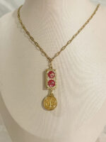Collar escapulario rojo medalla dorada