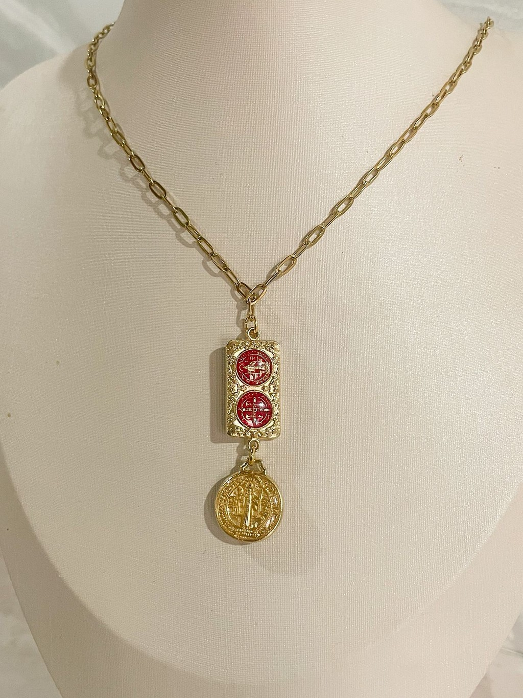 483-019a35ed-3cfc-7503-9afa-4171151da9b7.jpg Collar escapulario rojo medalla dorada - Imagen 1