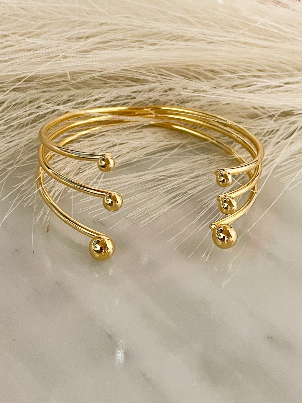 483-019a55b2-5527-74d9-a475-dd1d721257dd.jpg Pulsera tres hilos dorados - Imagen 1