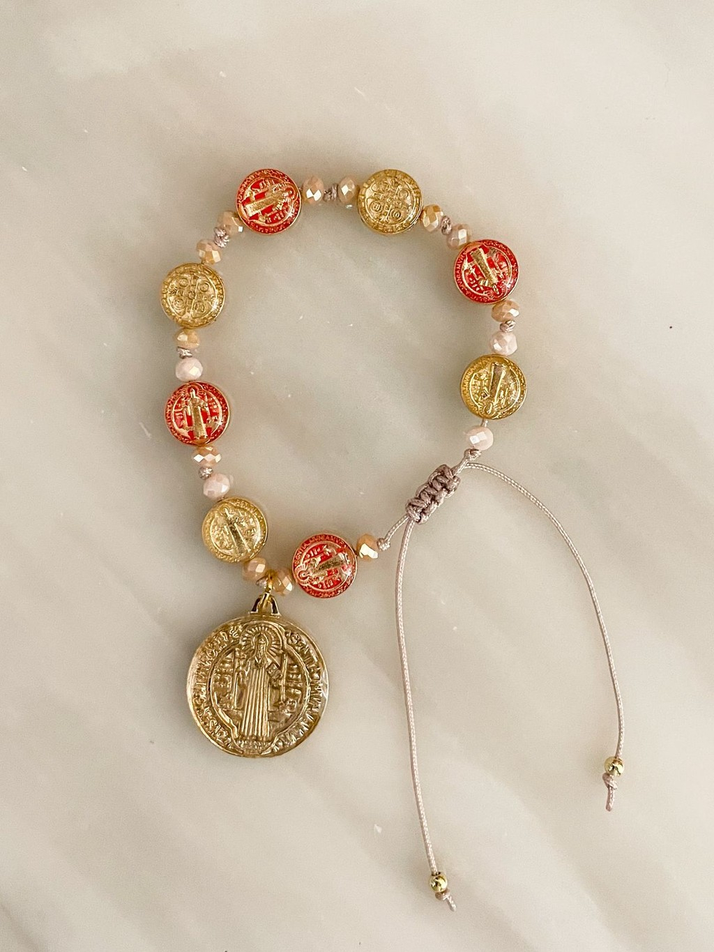 483-019d54ae-1e5b-766a-9e98-cf258bf4f5de.jpg Pulsera Amuleto San Benito roja y dorado - Imagen 1