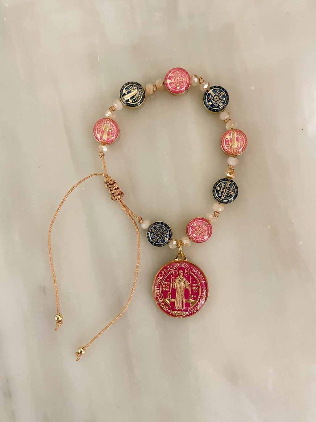483-019d5539-c758-76f0-b0bf-25ee0a76a091.jpg Pulsera Amuleto San Benito Fusia y Azul - Imagen 1