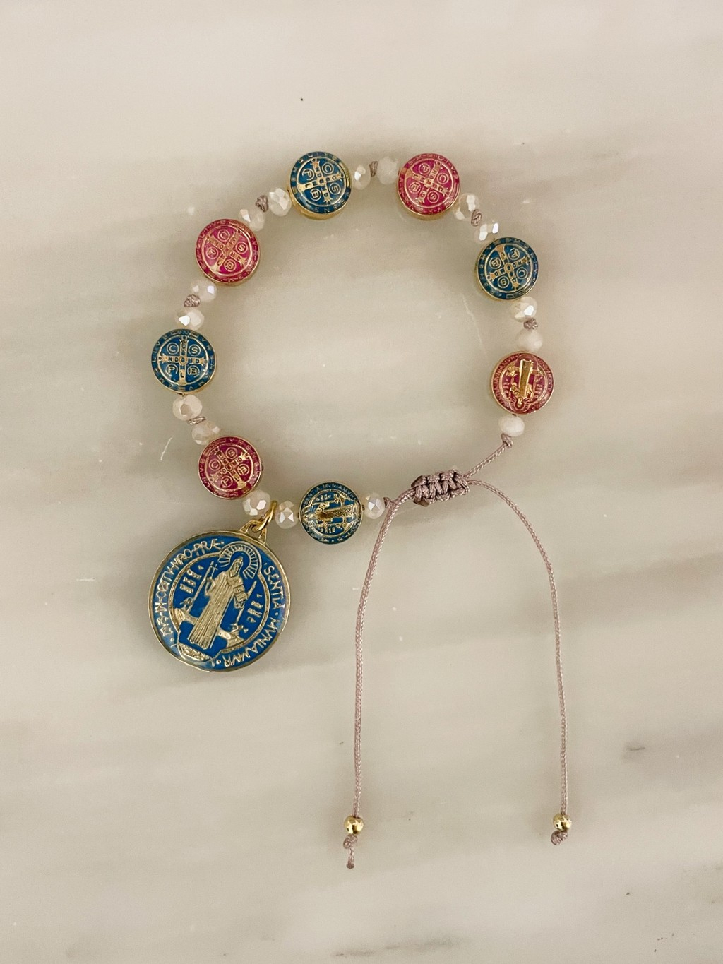 483-019f0efd-787a-747d-87d3-09f03afe0f45.jpg Pulsera Amuleto San Benito Fusia y celeste - Imagen 1