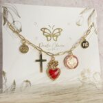 Collar de corazon y San Benito rojo
