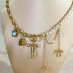 Collar lazos y perlas celeste
