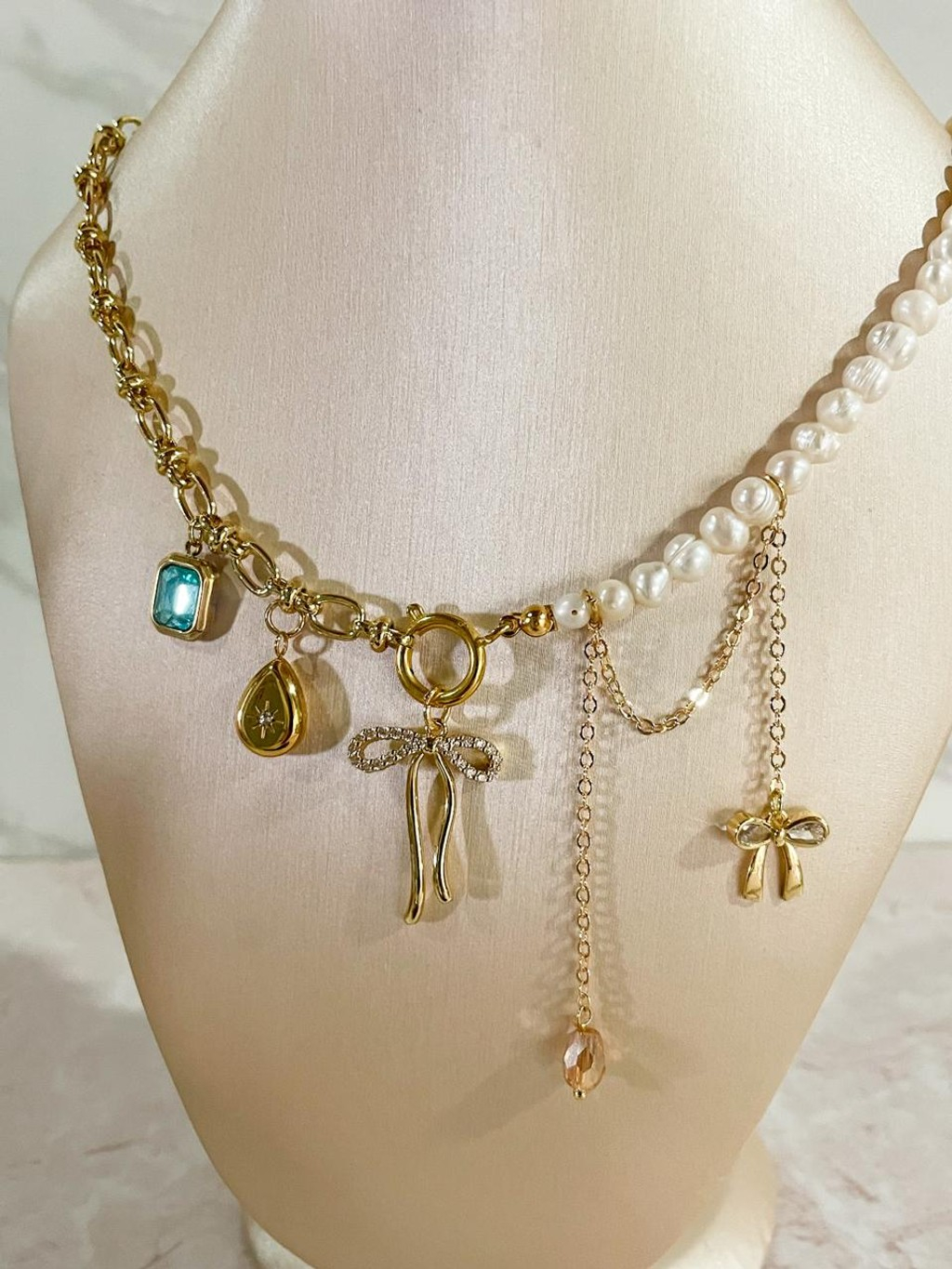 483-01975b84-6dcc-7698-94f4-85cb9b5c3aaa.jpg Collar lazos y perlas celeste - Imagen 1