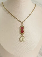 Collar escapulario rojo medalla blanca - Imagen 2