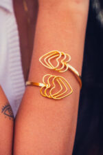 Pulsera 6 corazones dorados - Imagen 2